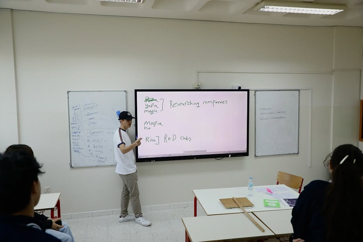 Younes Nader presenting to a class